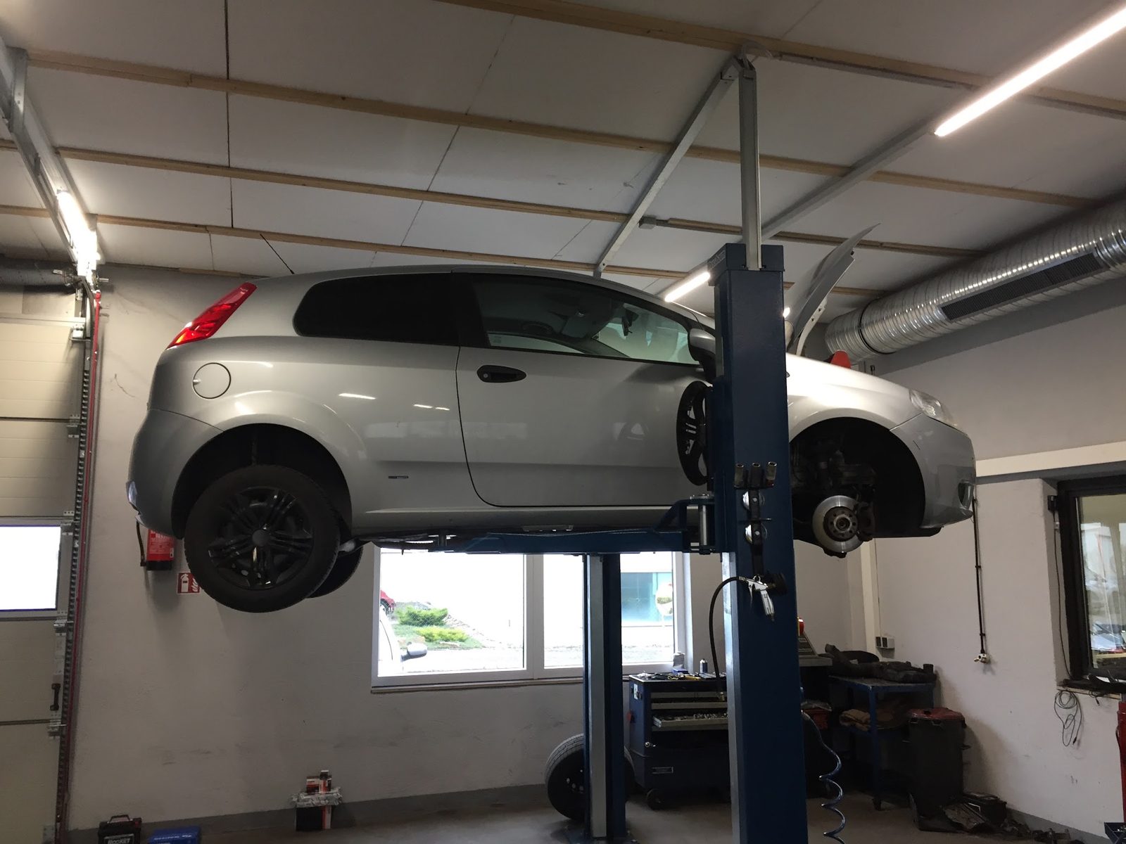 Werkstatthalle von Wissel & Roch mit einem Auto auf der Hebebühne