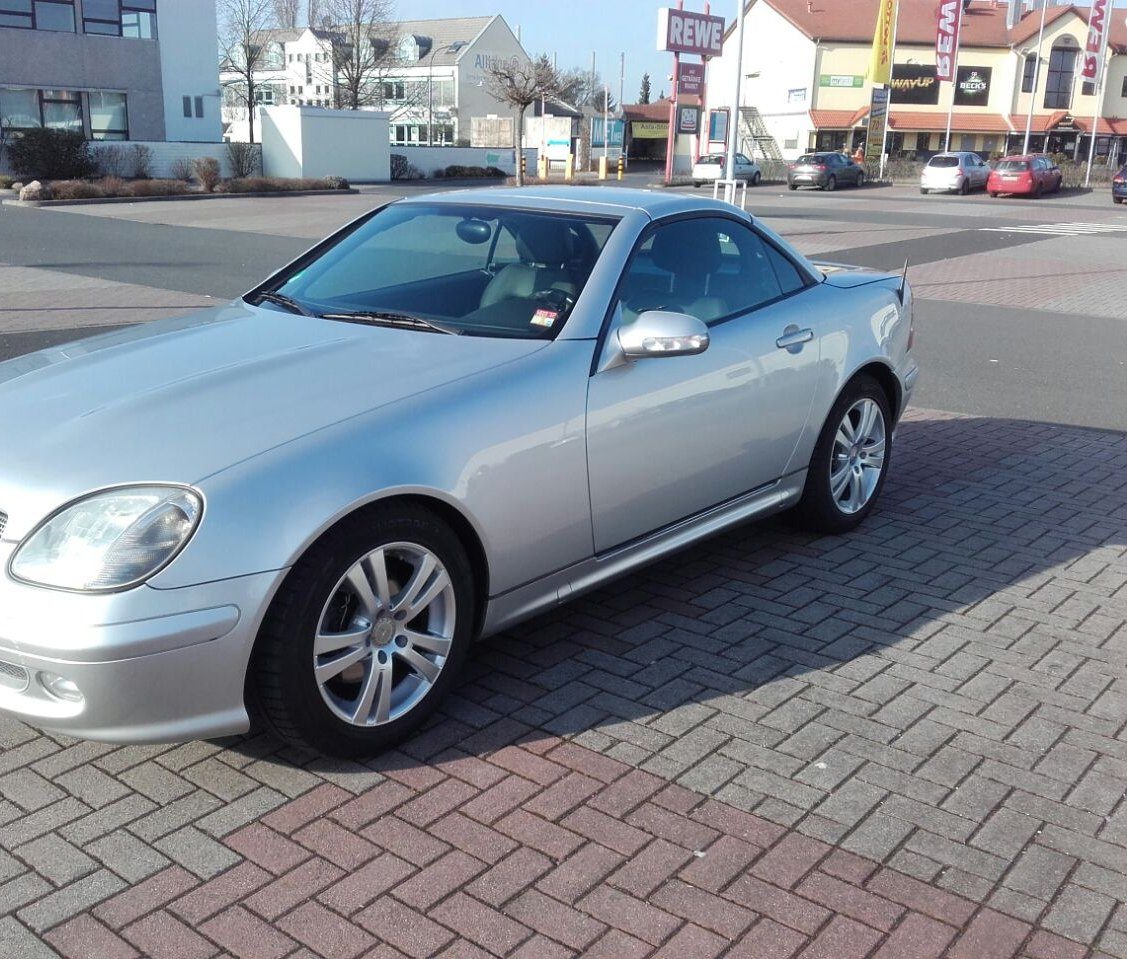 Silberner Mercedes Roadster auf dem Hof